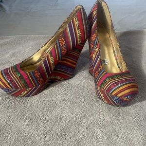 MOSSIMO Women’s Multicolored Wedge Size 10
Ultra high 5.5 in heel 1.5 Platform